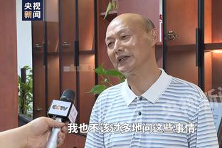 镜报：不满未罚下帕奎塔，哈塞尔巴因克中场时与四官激烈交谈